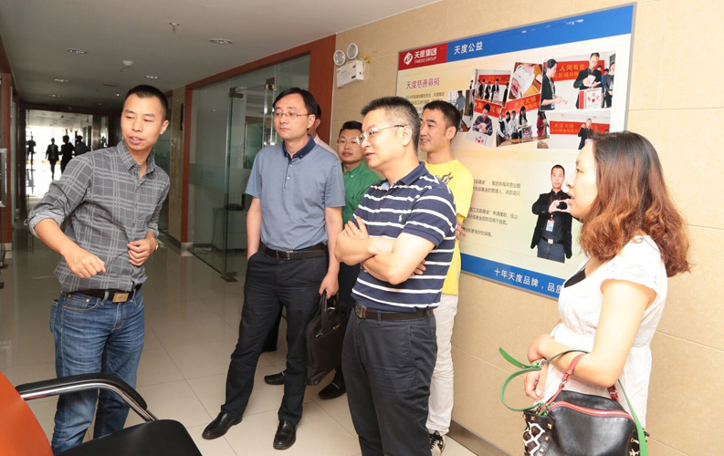 重庆市渝北区人民政府相关领导莅临云南亚美体育集团考察，双方将于近日签订投资合同，亚美体育集团将在重庆投资设立控股子公司和200人规模的技术研发基地