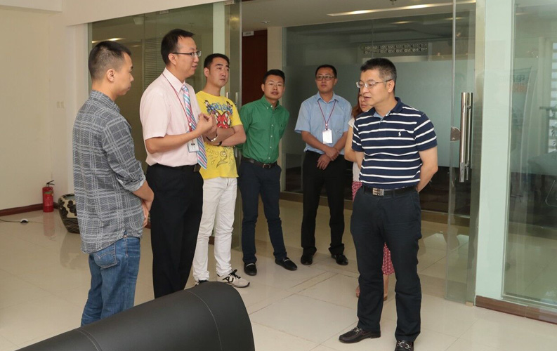 重庆市渝北区人民政府相关领导莅临云南亚美体育集团考察，双方将于近日签订投资合同，亚美体育集团将在重庆投资设立控股子公司-重庆亚美体育网络信息技术有限公司，并建立200人规模的专业技术研发基地，此后将大大增强亚美体育技术研发实力和公司综合优势