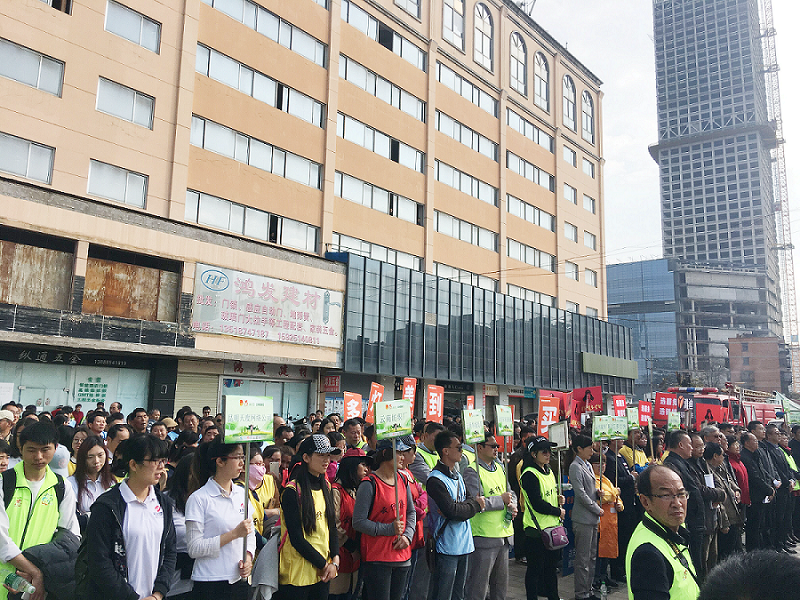 2017年3月5日，是我国第54个学雷锋纪念日。3月份的春天万物复苏，百花齐放。阳光透过淡薄的云层照耀着大地，它的万道金光愉快地普照着万物。春风拂面,是那么清柔,那么亲切,就像是雷锋的精神一直温暖着、鼓舞着亚美体育!