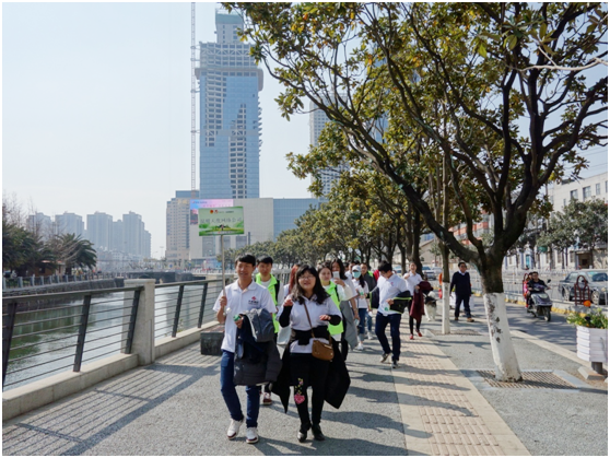 一路上，志愿者把“学雷锋践行动 树新风做好事 做志愿者”的精神传扬到大街小巷，把雷锋为人民服务的志愿精神带到城市的每个角落。